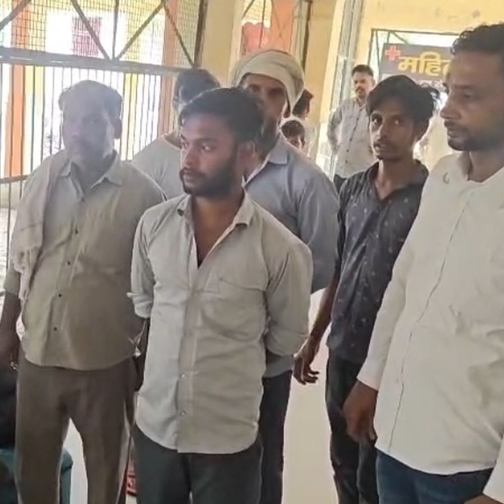 बस-ट्रैक्टर टक्कर में महिला की मौत:सिकंदराबाद NH-34 पर 10 यात्री घायल, अस्पताल में भर्ती
