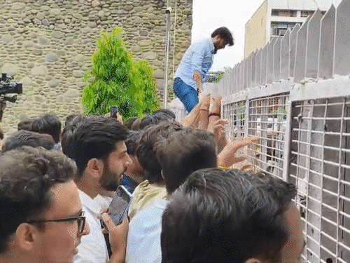 
                 चंडीगढ़ में करंट से PhD स्कॉलर युवती की मौत:पंजाब यूनिवर्सिटी में गर्ल्स हॉस्टल से जाते वक्त अचानक गिरी; हरियाणा की रहने वाली 
            