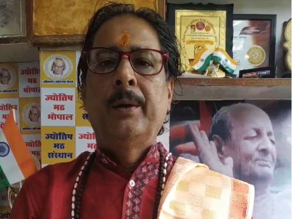 
                 ज्योतिषाचार्य ने जताए युद्ध और प्राकृतिक आपदाओं के संकेत:31 जुलाई से बनेगा 'बंधक योग', 15 अगस्त तक सभी ग्रह राहु-केतु के बीच रहेंगे 
            