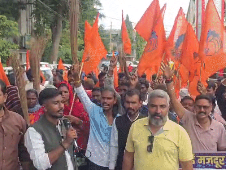
                 भोपाल के सफाईकर्मियों के लिए इंश्योरेंस-ग्रेच्युटी मांग:नियमित, समय वेतन-महंगाई भत्ता को लेकर रैली निकाली; कलेक्टोरेट पहुंचे 
            