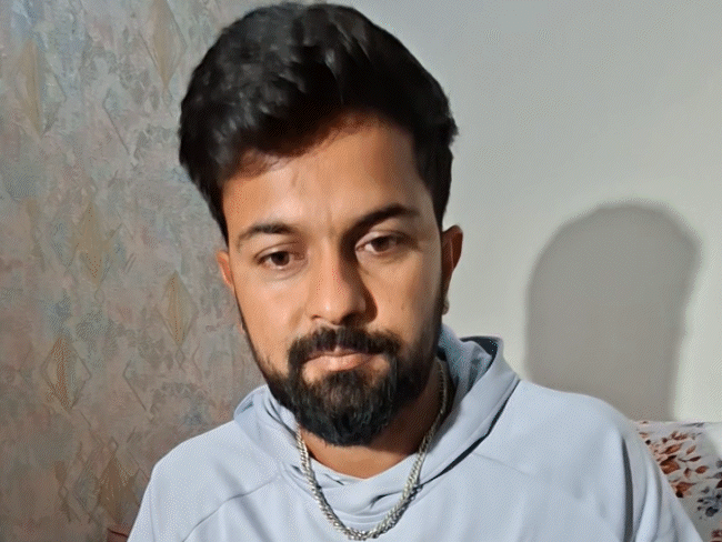 
                 ऑस्ट्रेलिया दौरे पर था बेटा, इधर पिता को हुआ कैंसर:बीमारी छिपाई, चिट्ठी ने बदली जिंदगी, अब टीम इंडिया तक पहुंचा इंदौर का सारांश 
            