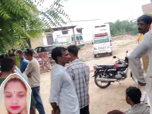 खेत में चारा-काटते समय महिला की करंट लगने से मौत:अचेत अवस्था में अस्पताल लेकर पहुंचे थे, पोस्टमार्टम के बाद शव परिजनों को सौंपा