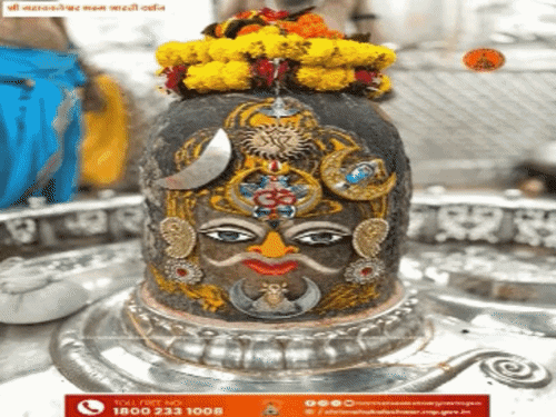 
                 भस्म आरती में राजाधिराज स्वरूप में सजे बाबा महाकाल:पंचामृत अभिषेक के बाद भक्तों को दिए दिव्य दर्शन; भांग-चंदन से हुआ श्रृंगार 
            