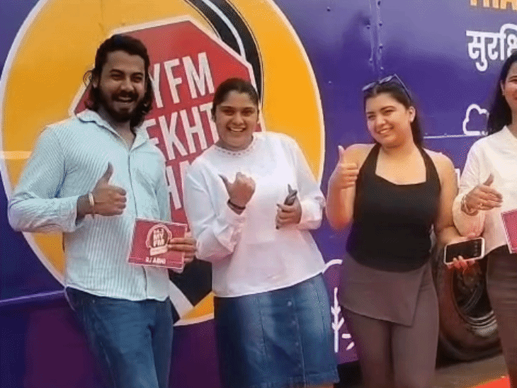 
                 94.3 MY FM और Eicher की नई पहल:इंदौर में लॉन्च की भारत की पहली 'ट्रैफिक बस लाइब्रेरी' 
            