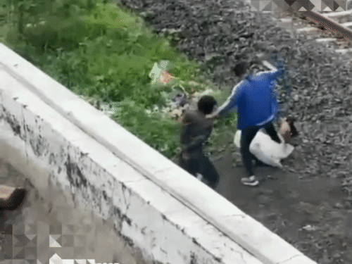 
                 चोरी के शक में दो युवकों की बेरहमी से पिटाई:इंदौर के केसरबाग रेलवे ब्रिज के पास हाथ-पैर बांधकर सड़क पर पटका, VIDEO 
            