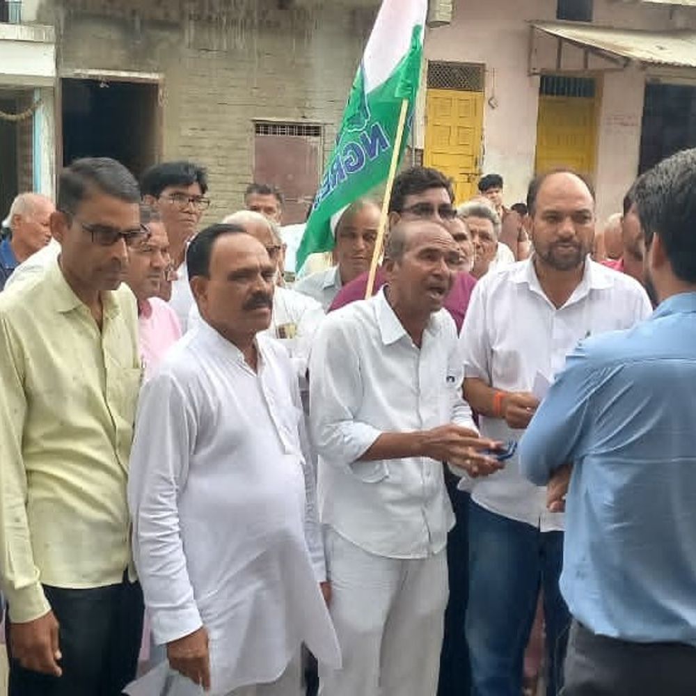 
                 मंदसौर में फसल बीमा को लेकर कांग्रेस का तहसील घेराव:कम बीमा भुगतान और पात्र किसानों को लाभ से वंचित रखने का आरोप 
            