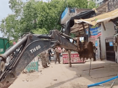 आगरा में राजेश्वर मंदिर के आसपास से हटाया अतिक्रमण:नगर निगम ने बुलडोजर की मदद से ध्वस्त किया स्थायी-अस्थायी अतिक्रमण