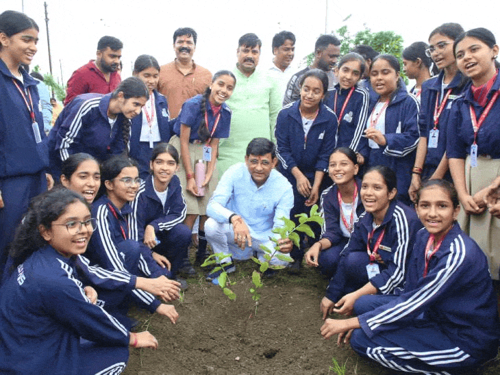 
                 एक पेड़ मां के नाम अभियान:पेड़ लगाना आसान, संरक्षण एक चुनौती - महापौर, इस साल इंदौर में लगाए जाएंगे 21 लाख पौधे 
            
