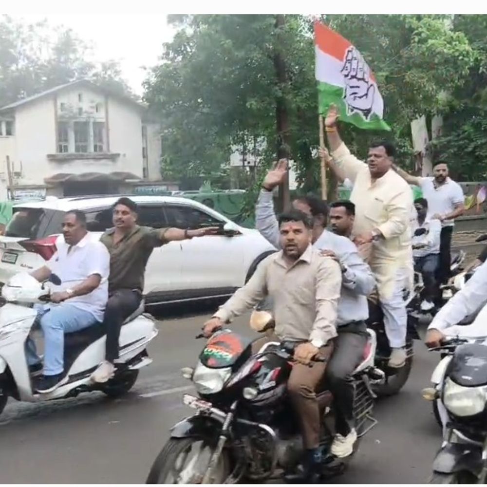 
                 कांग्रेस का बिजली कटौती, स्मार्ट मीटर के खिलाफ प्रदर्शन:मुख्य अभियंता कार्यालय पहुंचकर सात सूत्रीय मांगों का ज्ञापन सौंपा 
            