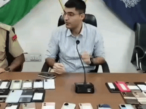 281 मालिकों को लौटाए उनके गुम हुए मोबाइल:भीलवाड़ा एसपी ऑफिस में लगा मोबाइल मेला, लोग बोले- फोन मिला तो खुशी हुई