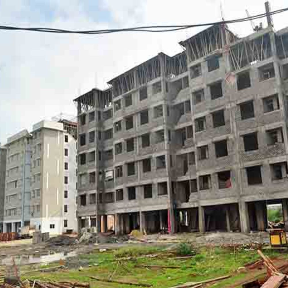 
                 10 साल बाद भी मंछामन कॉलोनी में बनने वाले गरीबों के घर अधूरे 
            