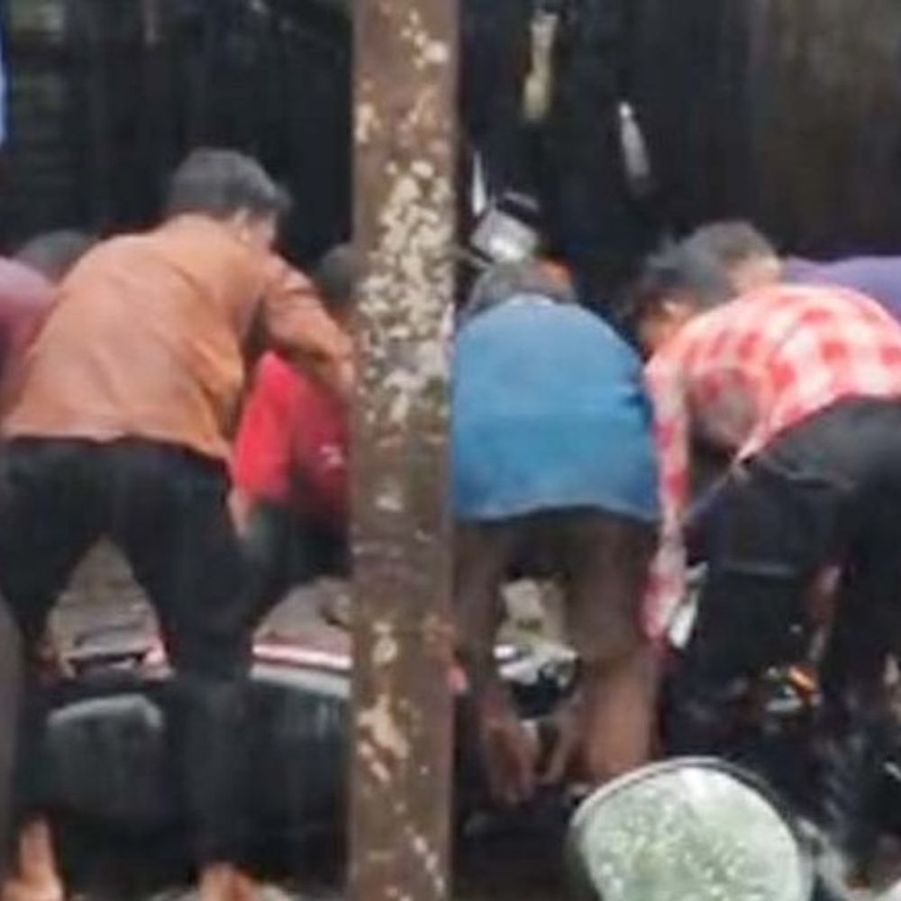 रायगढ़ में अंडरपास में भरा पानी, गिर रहे लोग:नाले का पानी भरने से बार-बार हट रहा चेंबर का ढक्कन, स्थायी समाधान नहीं