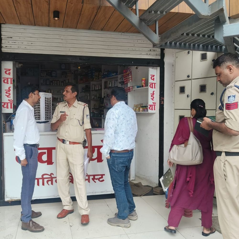 
                 बिना पर्चे के बेची जा रही थी गर्भपात दवा:इंदौर में कार्तिक मेडिकल सील, 6 मेडिकल स्टोर्स को नोटिस 
            