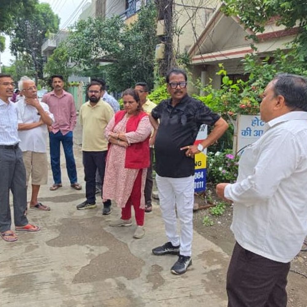 
                 इंदौर में उखड़ी 62 लाख रुपए से बनी सड़क:मौके पर ही बुलाई मोबाइल टेस्टिंग लैब, ठेकेदार को ब्लैकलिस्ट करने की तैयारी 
            