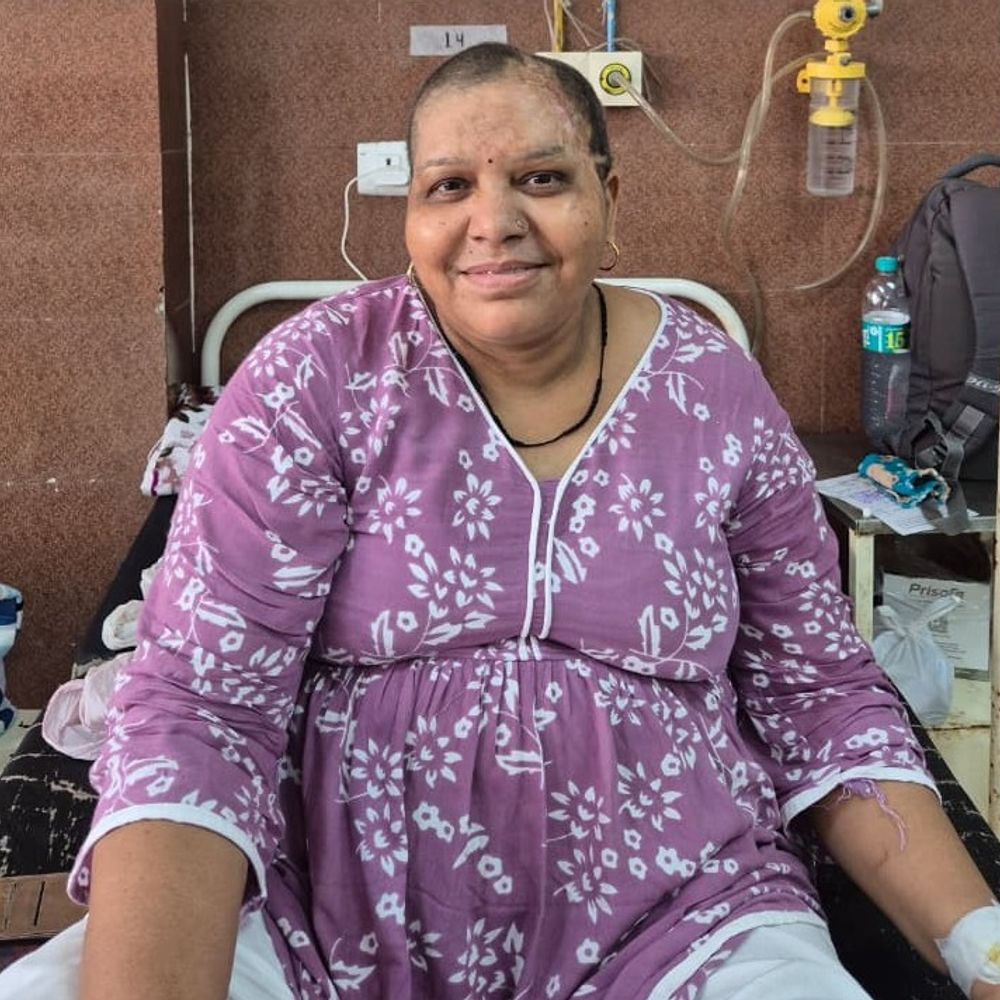 पति गुजरे तो दो बच्चों के साथ घर से निकाला:रीढ़ टूटी-कैंसर हुआ, मां को डिस्चार्ज कराने कचरे के ढेर में उतरी बेटियां