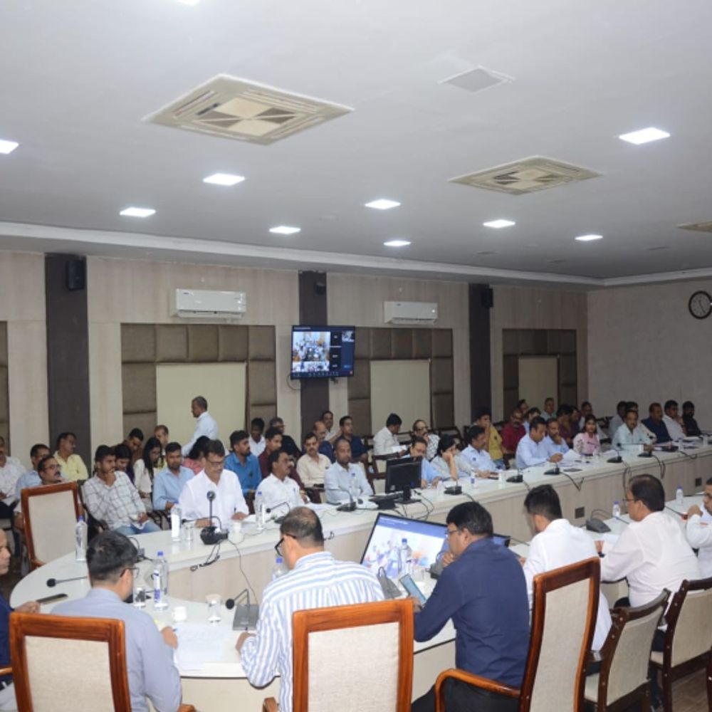 31 जुलाई तक किसान कराएं फसल बीमा:कलेक्टर ने अधिकारियों और बैंकों को दिए निर्देश, पिछले साल से 10% बढ़ाने का टारगेट