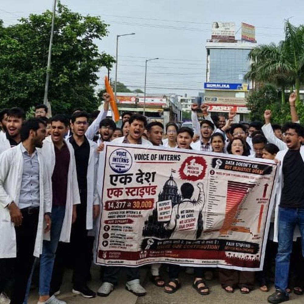 
                 मेडिकल कॉलेज MBBS इंटर्न्स ने कलेक्ट्रेट में किया प्रदर्शन:MP में एक समान लागू की जाए स्टाइपेंड राशि; अनिश्चितकालीन हड़ताल की दी चेतावनी 
            