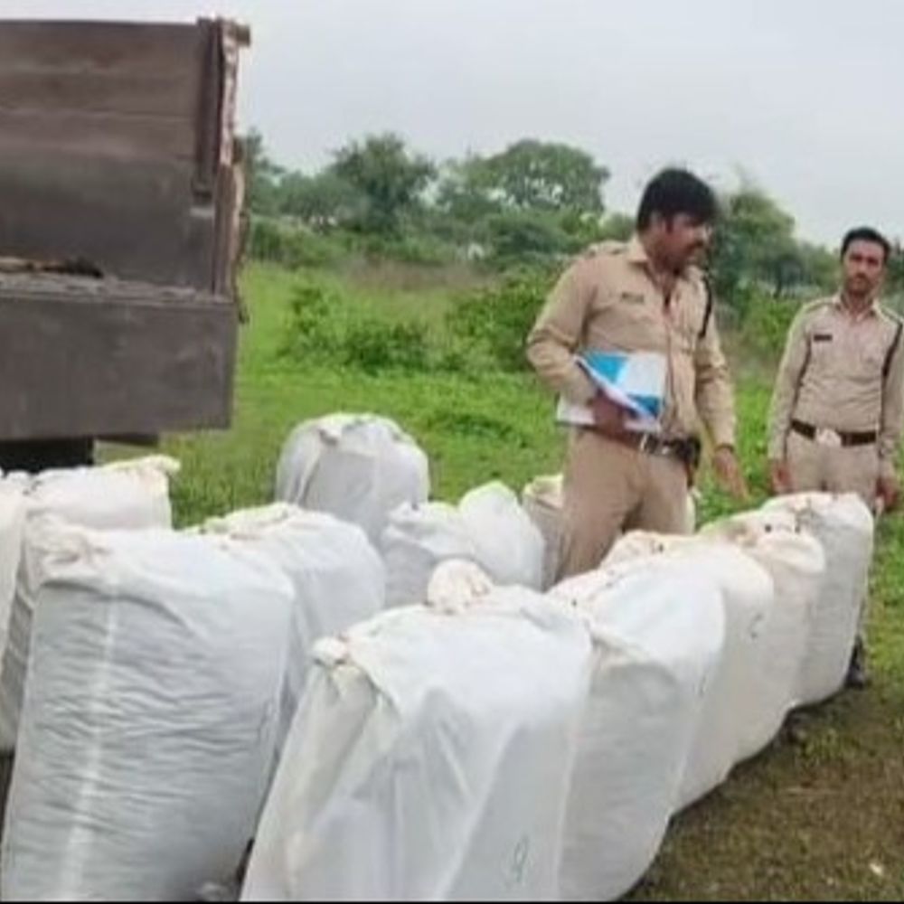 
                 रतलाम पुलिस ने पकड़ा 14 लाख का 290 किलो डोडाचूरा:बिना नंबर के ट्रैक्टर ट्रॉली से लेकर जा रहे थे; गश्त के दौरान पुलिस ने रोका तो छोड़ कर भाग गए 
            