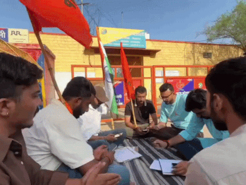 जैसलमेर में ABVP का धरना दूसरे दिन भी जारी:NSUI पुलिस के समर्थन में आई आगे; तिरंगा यात्रा परमिशन विवाद पर छात्र संगठन आमने-सामने