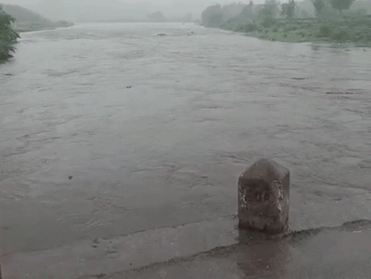 उदयपुर में भारी बारिश, वाकल नदी उफान पर:भाड़ेर गांव का ओगणा से संपर्क टूटा, सेंई में ढाई इंच पानी बरसा; आज यलो अलर्ट