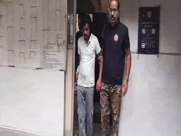 
                 12.50 ग्राम ब्राउन शुगर के साथ धराया बदमाश:15 मामले पहले से हैं दर्ज, कार भी जब्त की, अब तक 53 मामलों में 111 आरोपी हो चुके है गिरफ्तार 
            