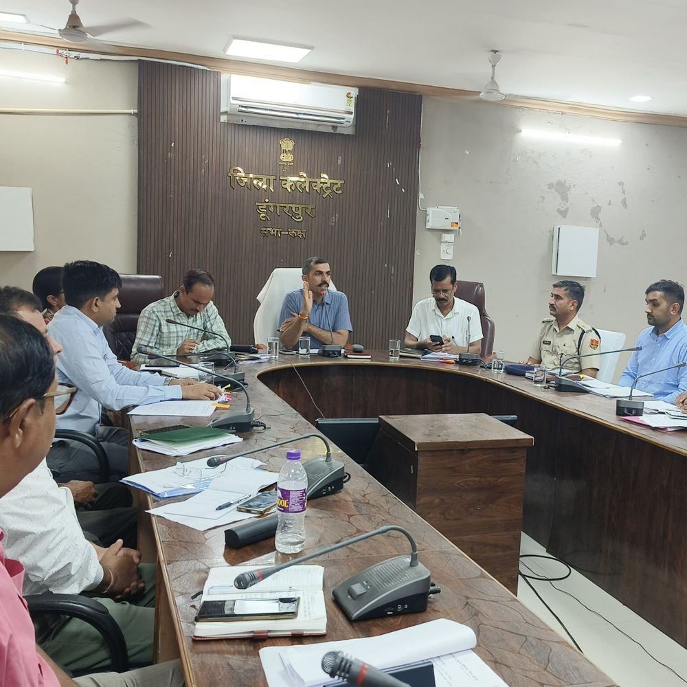 निकाय एवं पंचायतीराज चुनाव की तैयारियों पर चर्चा:जिला निर्वाचन अधिकारी ने पूर्व तैयारी के साथ जिम्मेदारी निभाने के दिए निर्देश