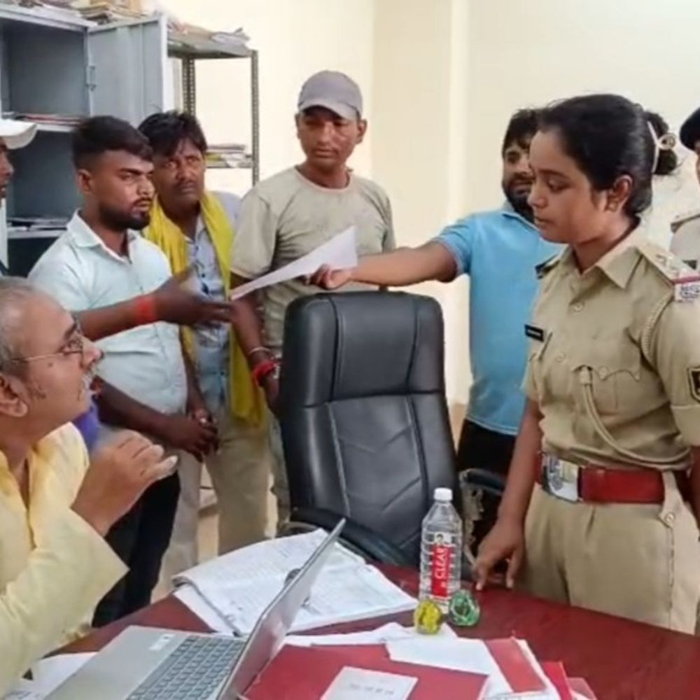 शिकायतकर्ता का दावा- बंद कमरे में लिए गए रुपए:गार्ड बहाली के नाम पर 40-40 हजार रुपए वसूली का आरोप, थाने में शिकायत