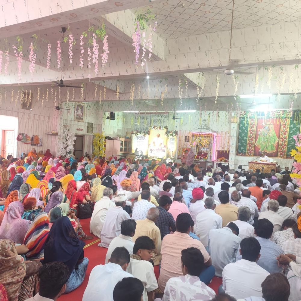 प्रतापगढ़ रामद्वारा में गुरु पूर्णिमा महोत्सव:संत शंभूराम जी ने दी सामूहिक दीक्षा, बताया- गुरु ही ज्ञान का प्रकाश