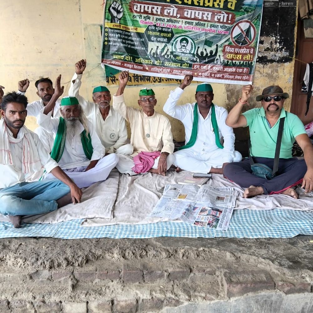 विंध्य लिंक एक्सप्रेसवे के खिलाफ किसानों का धरना जारी:पूर्व विधायक मनोज सिंह ने दिया समर्थन, राकेश टिकैत भी जुड़ सकते हैं