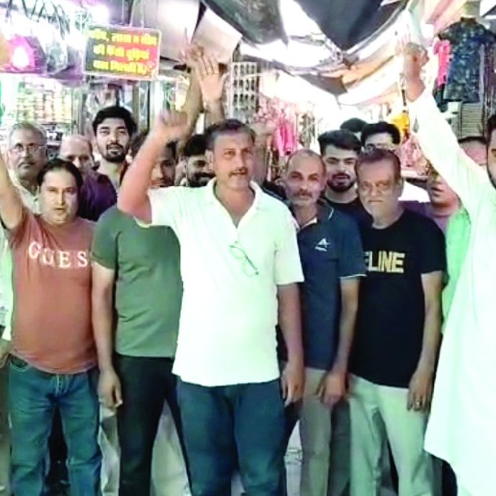 मोची मार्केट में आवारा कुत्तों का आतंक:व्यापारियों ने नगर परिषद के खिलाफ विरोध जताया, आंदोलन की चेतावनी