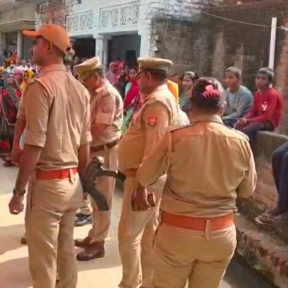 शादी के दो महीने बाद नवविवाहिता फंदे से लटकी मिली:अमेठी में कमरे में मिला शव, पोस्टमार्टम रिपोर्ट का इंतजार