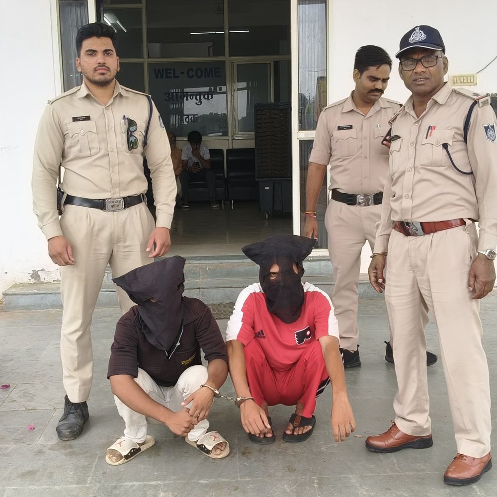 
                 15 लाख के ड्रग्स के साथ दो तस्कर गिरफ्तार:मंदसौर में 'नशे से दूरी है जरूरी 2.0' अभियान, एक आरोपी फरार, बाइक-मोबाइल जब्त 
            