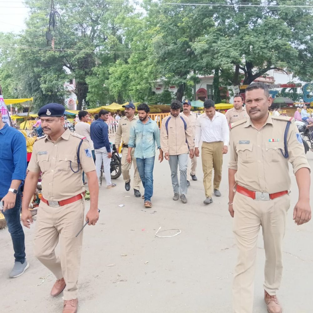 धार चौपाटी मारपीट: पुलिस ने आरोपियों का जुलूस निकाला:पुलिस ने मौके पर कराया सीन रीक्रिएशन, लोहे का पलटा भी बरामद किया