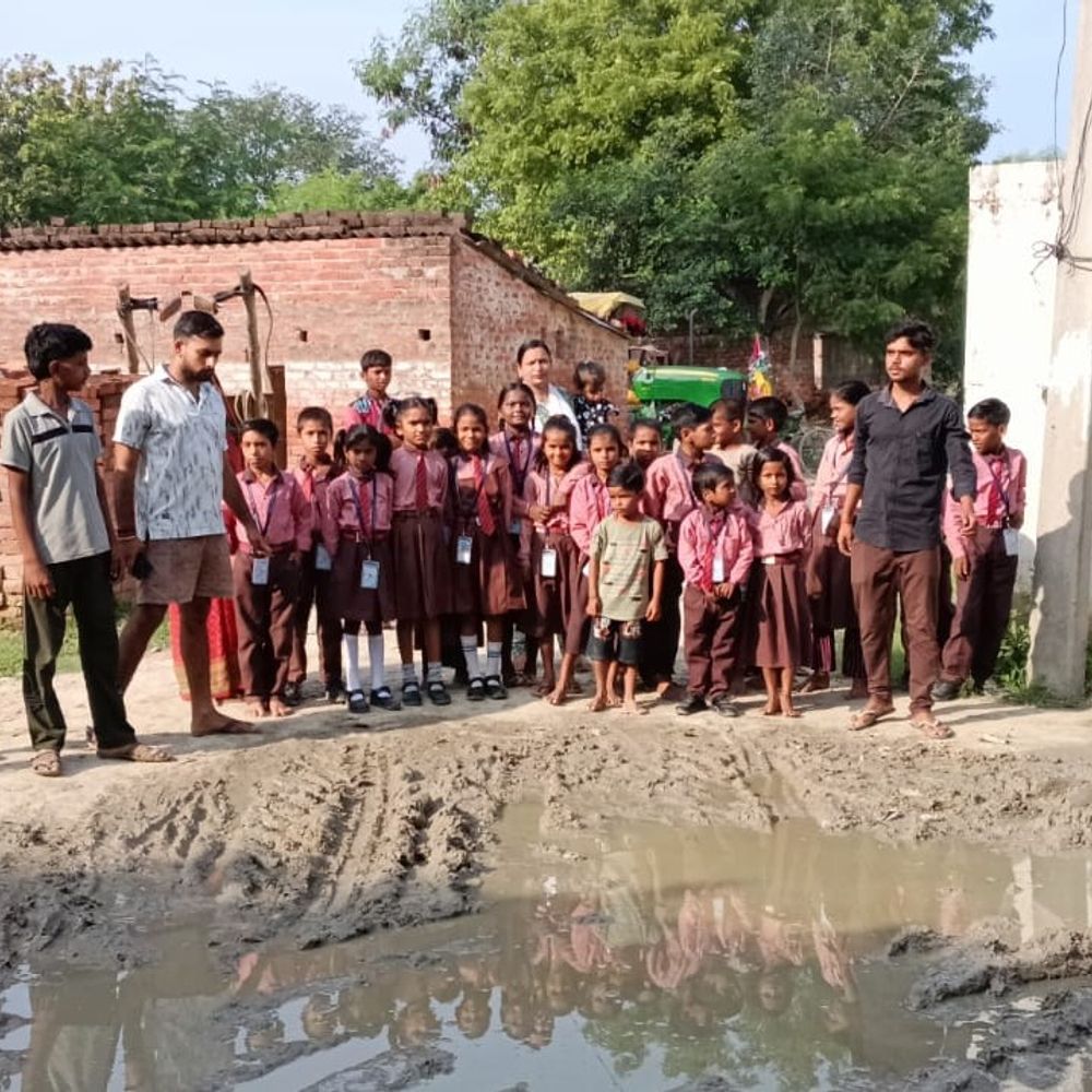 रायबरेली में जलभराव से परेशान ग्रामीणों का प्रदर्शन:सड़क पर उतरकर ग्राम प्रधान के खिलाफ लगाए नारे, जलनिकासी की मांग