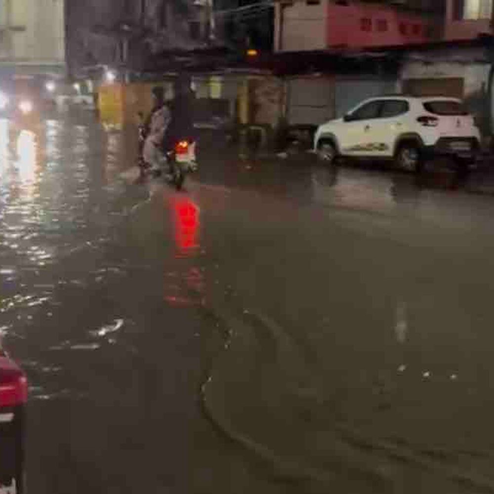 किशनगंज में सड़कों पर जलजमाव से आवाजाही बाधित:दोपहिया वाहन चालक गिर रहे, व्यापार प्रभावित; बीमारियों का खतरा