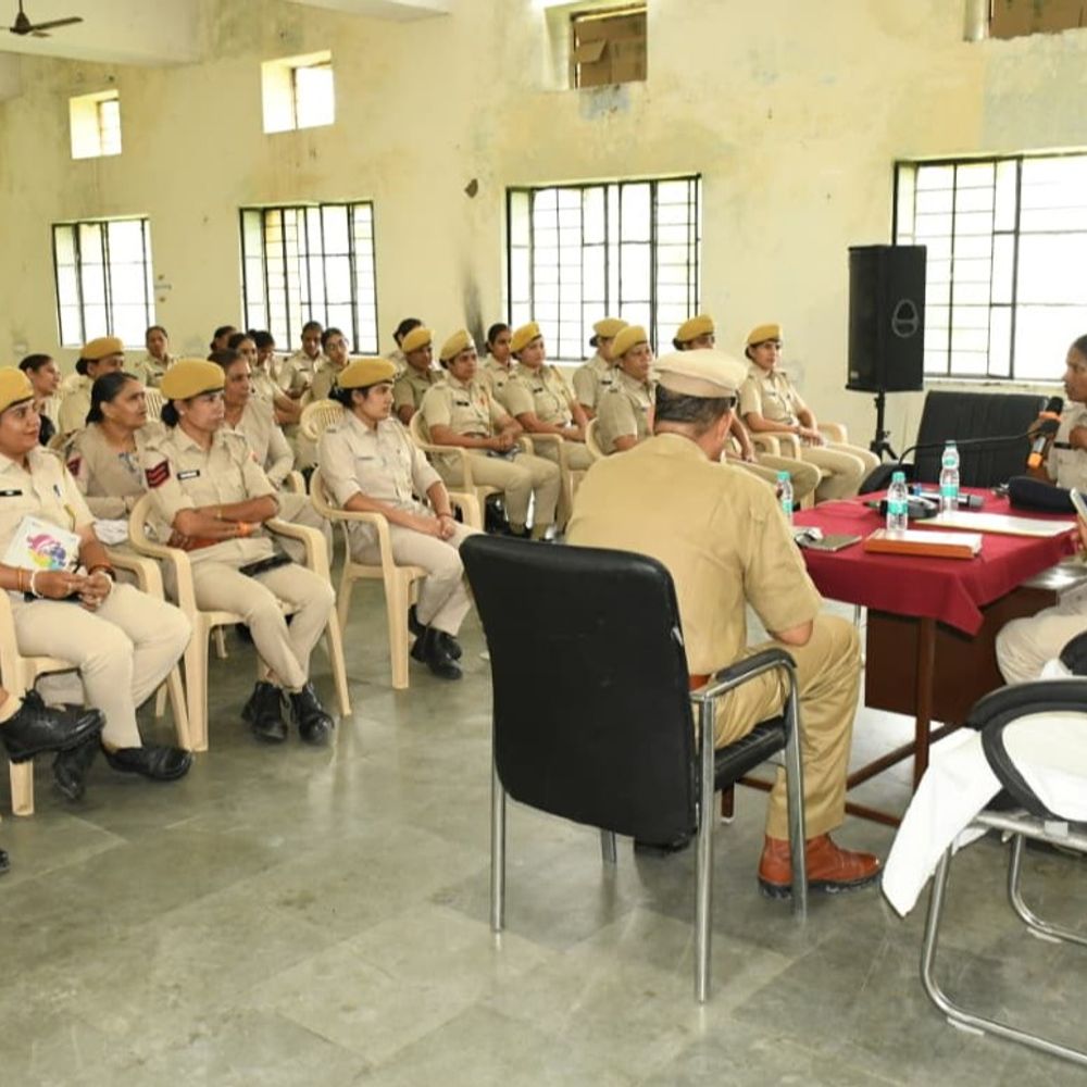 महिलाओं के प्रति संवेदनशील पुलिसिंग के दिए टिप्स:लाइन में लेडी पुलिसकर्मियों की संपर्क-सभा; कांकरोली SHO ने दी जानकारी
