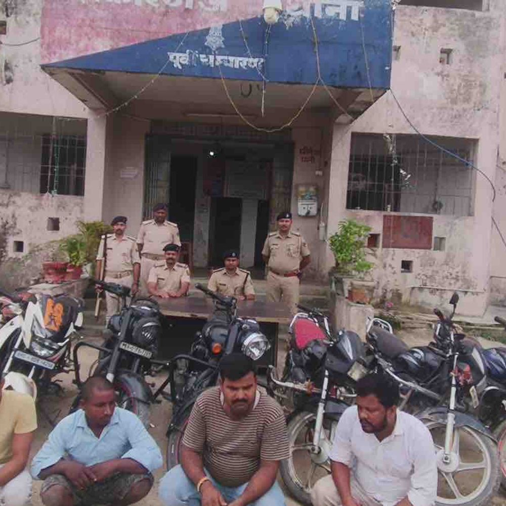 मोतिहारी में बाइक चोर गिरोह का भंडाफोड़:28 चोरी की बाइक बरामद, 12 आरोपी अरेस्ट; मुख्य आरोपी फरार