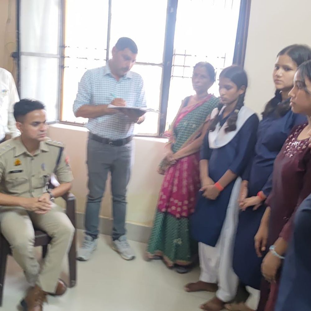 कासगंज में कस्तूरबा गांधी विद्यालय में छात्रा का शव मिला:छात्रावास के कमरे में फंदे से लटकी मिली युवती, अनहोनी की आशंका