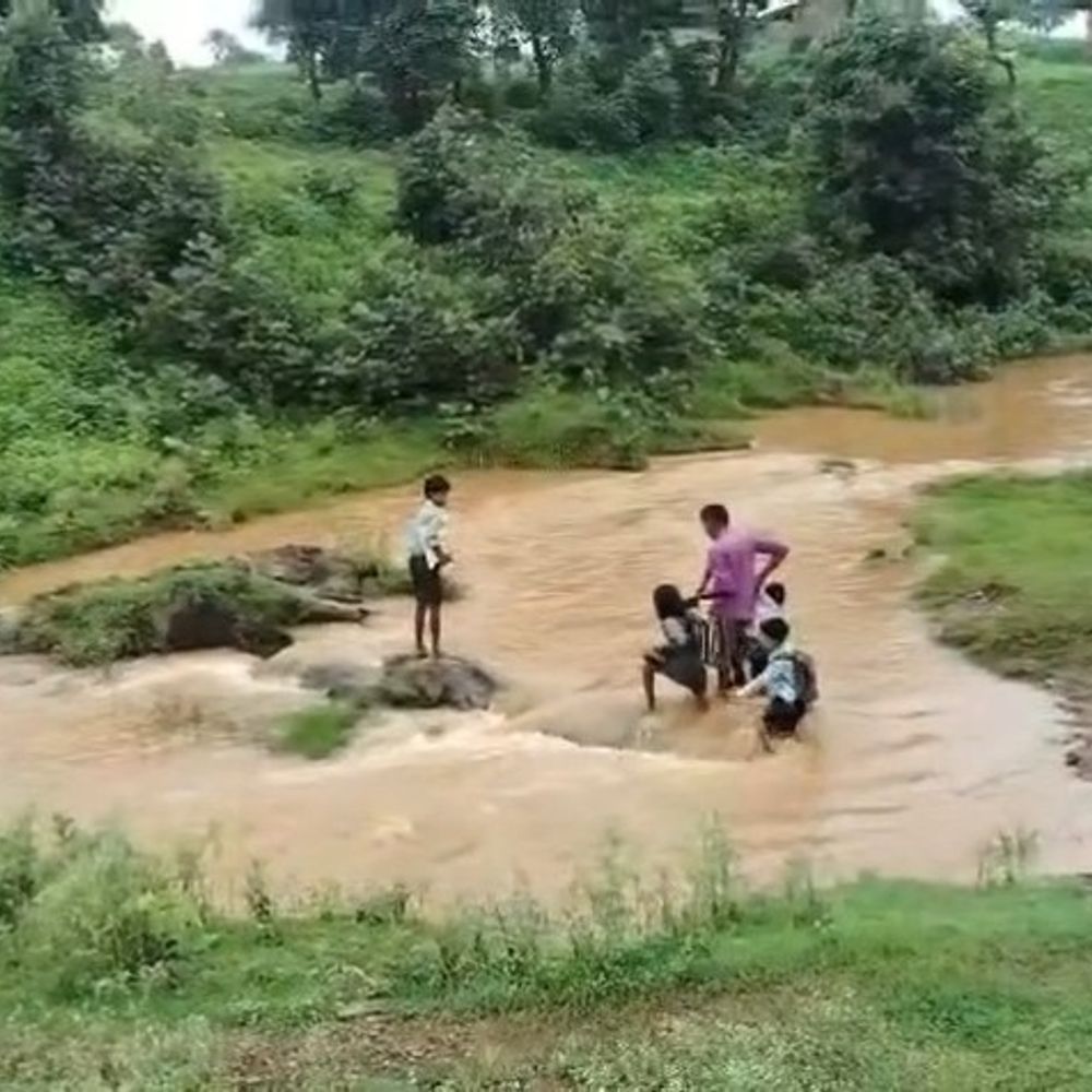 सिंगरौली: मदरहिया टोला में 25 साल से सड़क-पुलिया का इंतजार:जान जोखिम में डाल स्कूल जाते हैं बच्चे, संपर्क कटने से परेशान ग्रामीण