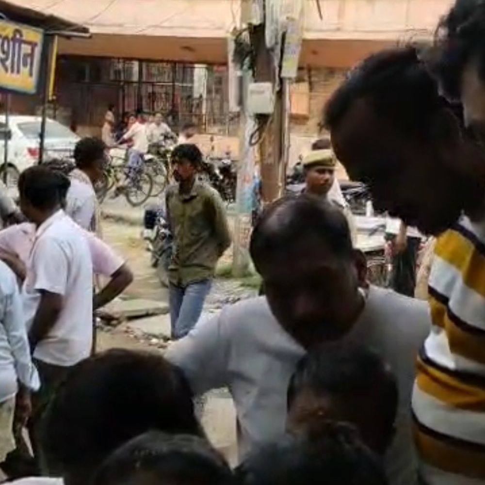 सलेमपुर में मोबाइल शोरूम का शटर उखाड़कर चोरी:मोबाइल और सामान ले उड़े बदमाश, सीसीटीवी फुटेज खंगाल रही पुलिस