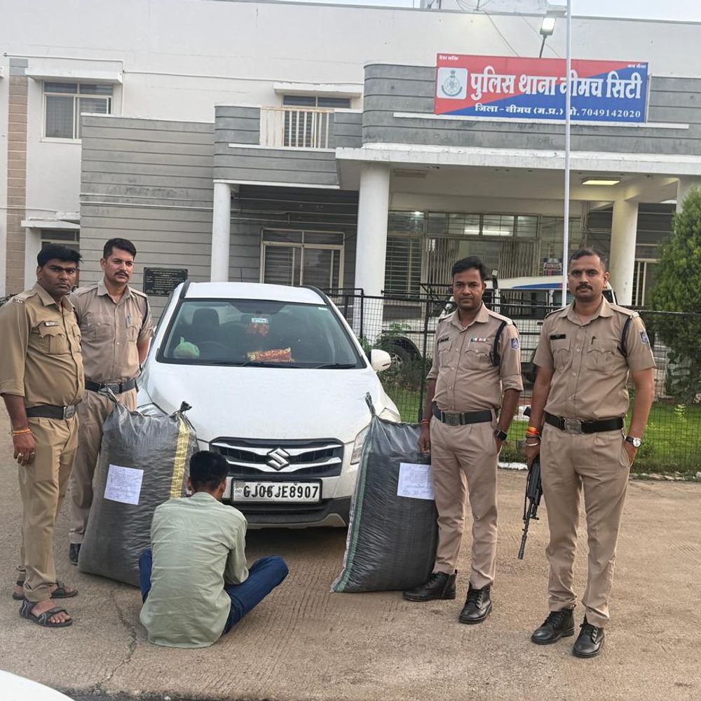 
                 नीमच में 45KG डोडाचूरा के साथ जोधपुर का तस्कर गिरफ्तार:नीमच-मनासा रोड पर पुलिस ने की घेराबंदी कर एस-क्रॉस कार भी जब्त की 
            