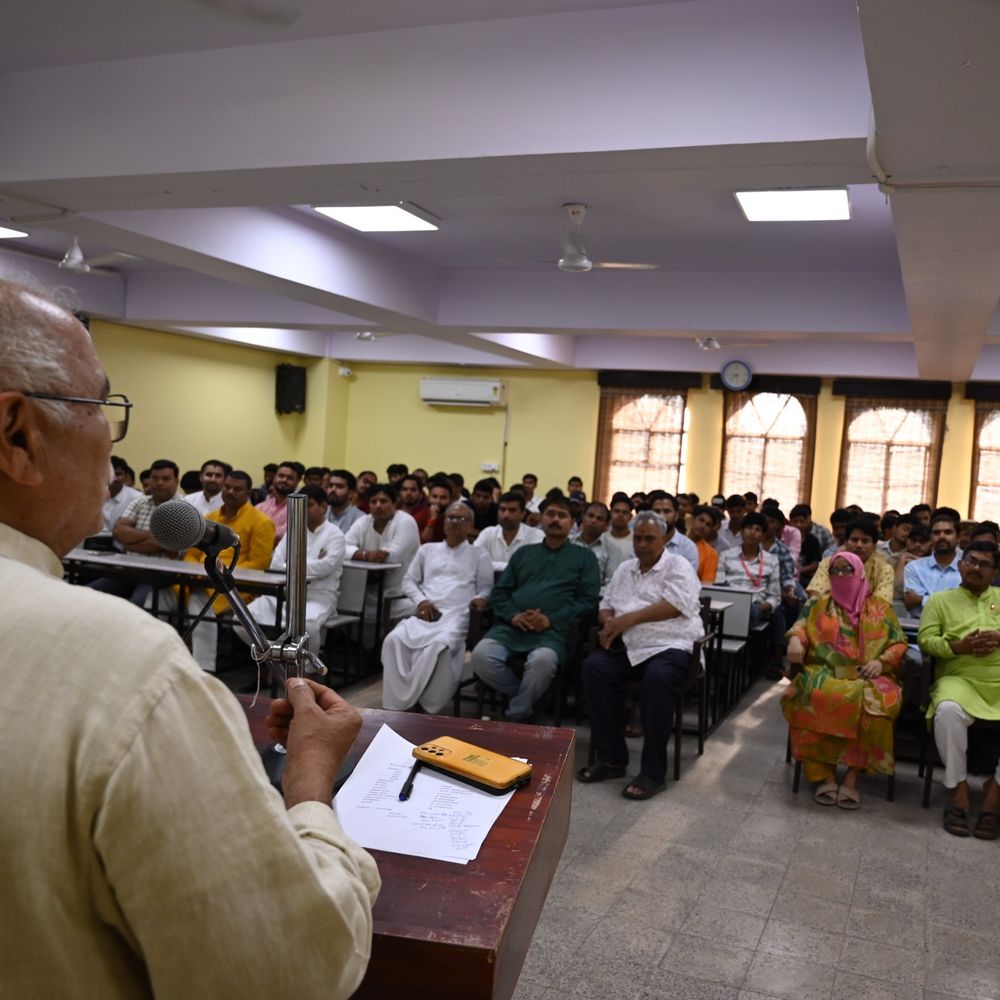 केन्द्रीय संस्कृत विश्वविद्यालय में गुरु पूर्णिमा समारोह:गुरु को पथप्रदर्शक बताया, भारतीय ज्ञान परंपरा पर चर्चा