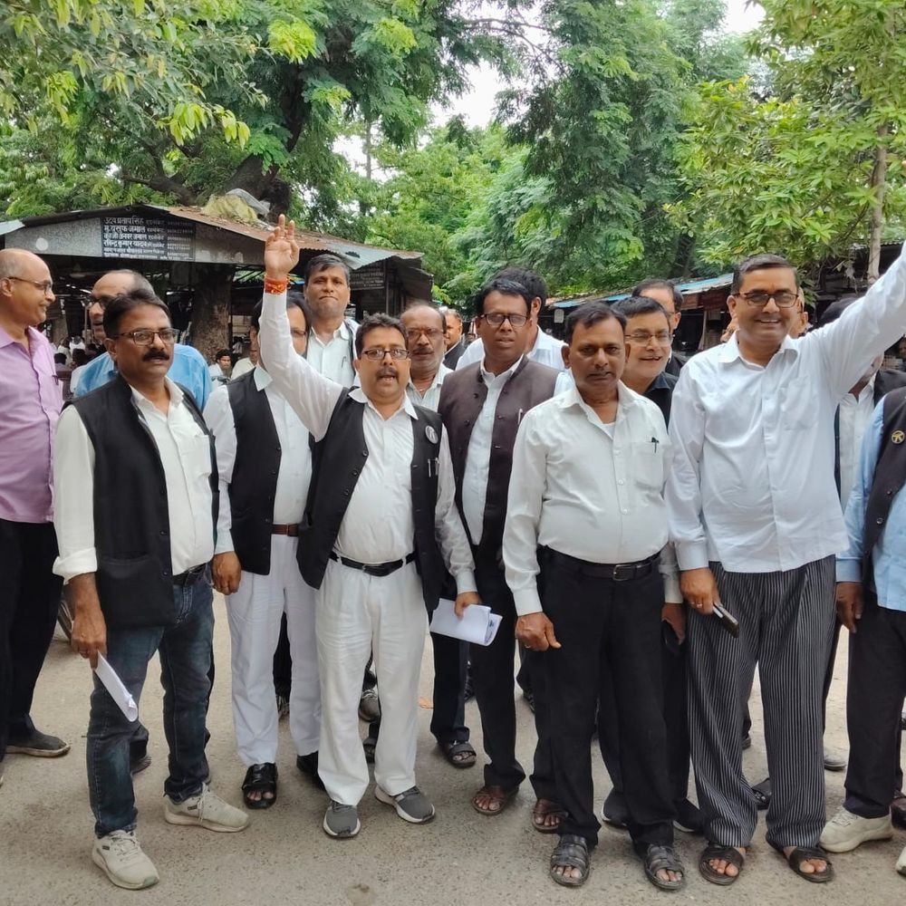 देवरिया तहसील बार एसोसिएशन का प्रदर्शन:पुरानी पत्रावली व्यवस्था बहाली की मांग, आमसभा कर कई प्रस्ताव पारित किए