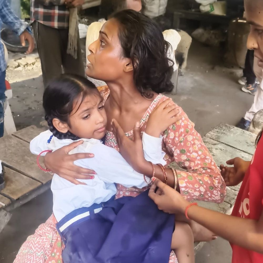 पिता और दो बच्चों को लोडर ने मारी टक्कर:कानपुर में भीड़ ने चालक को पीटा, स्कूल छोड़ने जा रहे थे