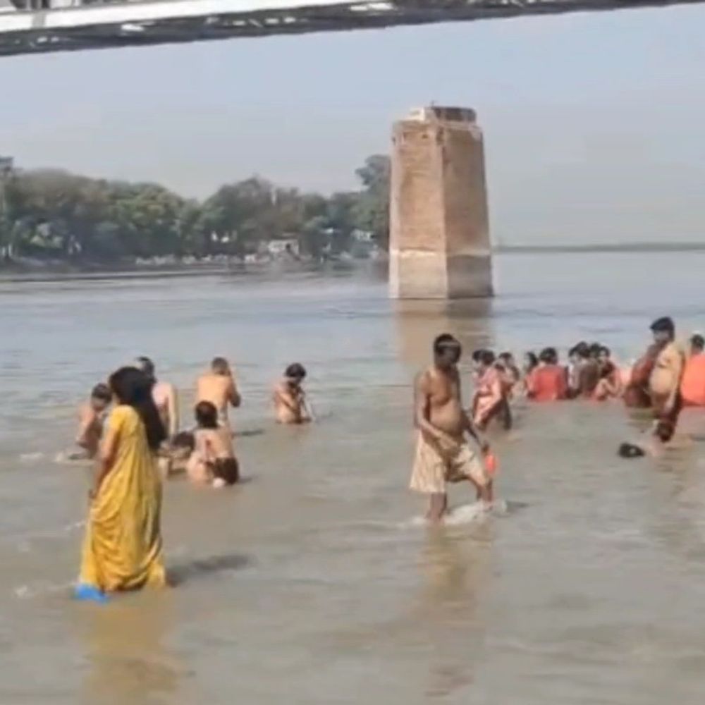 गुरु पूर्णिमा पर कछला गंगा घाट पर आस्था का सैलाब:बदायूं में हजारों श्रद्धालुओं ने लगाई डुबकी, सुरक्षा के रहे कड़े इंतजाम