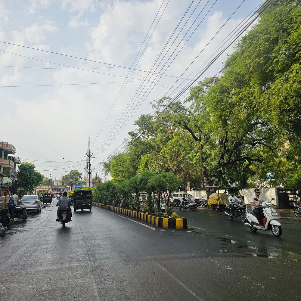 
                 मंदसौर में मौसम बदला, कई क्षेत्रों में बूंदाबांदी:अब तक 13.42 इंच बारिश; अगले 5 दिन रुक-रुक कर वर्षा के आसार 
            