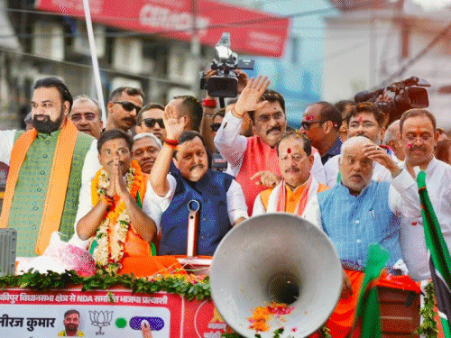 422 बूथों पर वोटिंग आज, 25 उम्मीदवार मैदान में:BJP के नीरज, RJD की रेखा, जनसुराज के PK के बीच कड़ी टक्कर; कई VVIP करेंगे मतदान