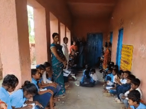 बच्चे समय पर पहुंचे, स्कूल 2 घंटे बाद खुला:बरामदे पर बैठकर इंतजार करते रहे स्टूडेंट्स, प्रिंसिपल ने चाबी डैंडओवर नहीं की थी