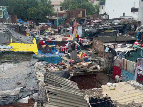 कानपुर में लोग बोले- बारिश नहीं, लापरवाही ने छीनी छत:12 मकान गिरे, 60 घरों में घुसा पानी; कहा- समय पर नाले की सफाई नहीं हुई