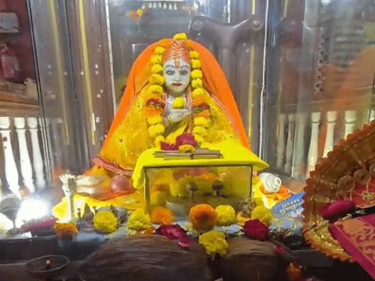 
                 गुरुपूर्णिमा पर सांदीपनि आश्रम उज्जैन में उमड़ा आस्था का सैलाब:भगवान श्रीकृष्ण-सांदीपनि मुनि के पंचामृत अभिषेक के बाद शुरू हुआ दर्शनों का सिलसिला, सीएम करेंगे दर्शन 
            
